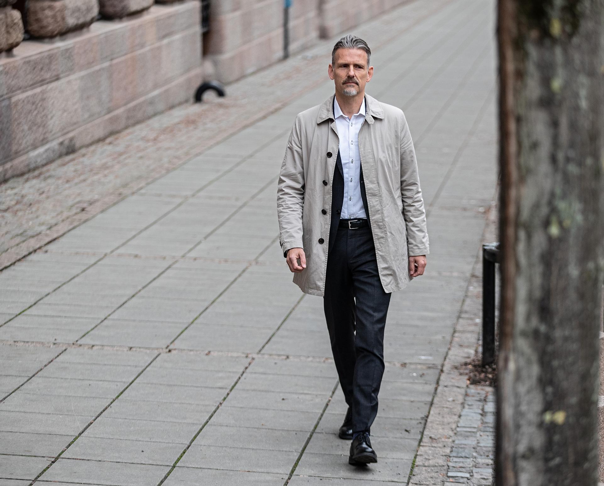 FORSVARER SEG: Chris Rynning møter E24 til intervju i Oslo i februar 2019